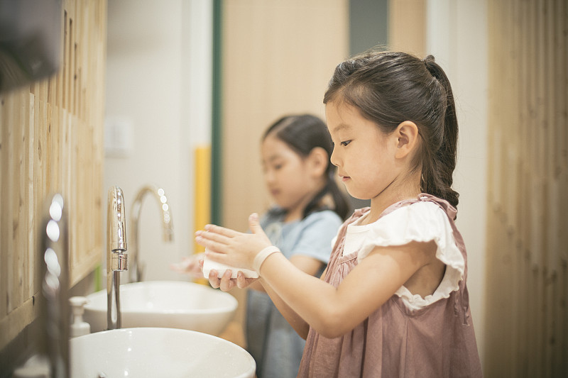 学龄前儿童用肥皂洗手照片摄影图片