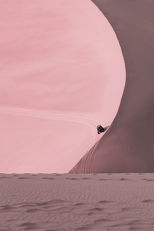 粉色沙漠上行车图片下载