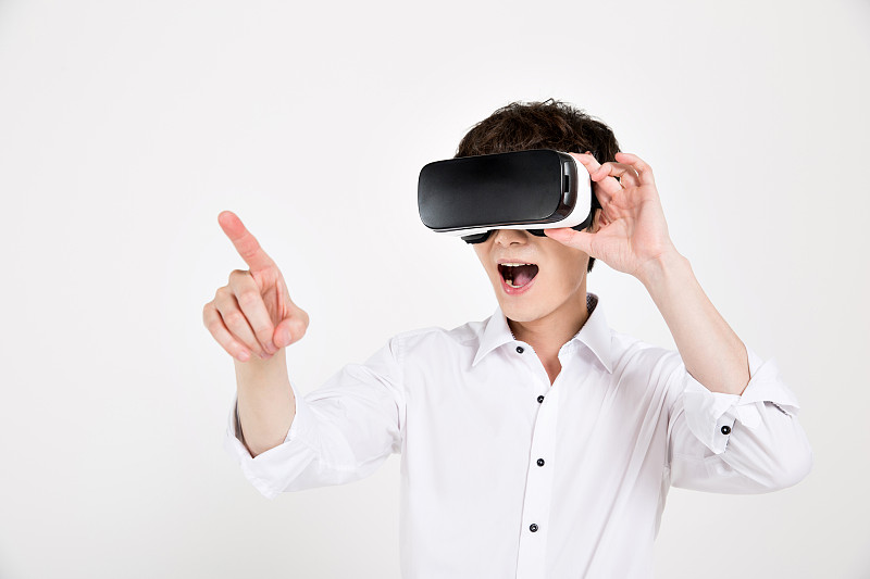一个男人在玩虚拟现实设备图片下载