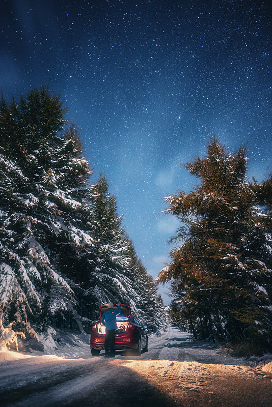 北方森林公路雪后星空夜景图片下载