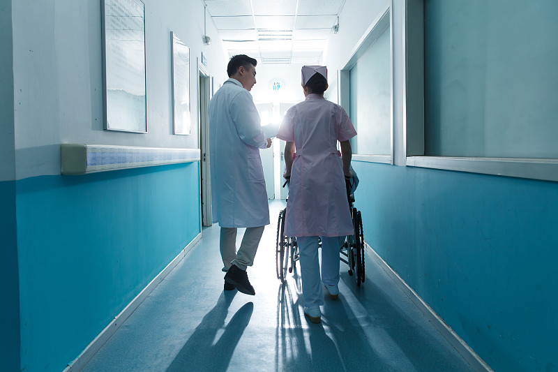 医务工作者在医院的走廊图片下载