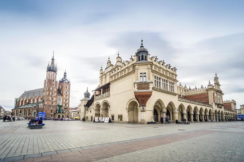 欧洲波兰克拉科夫主要市场广场上的布厅和圣玛丽大教堂图片素材