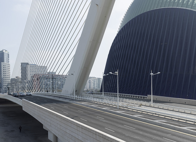 西班牙巴伦西亚现代未来主义建筑附近的主干道桥图片下载