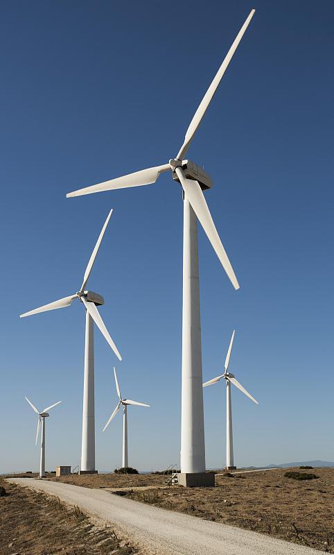 欧洲西班牙安达卢西亚加的斯省塔里法附近风力发电场上的风车图片下载
