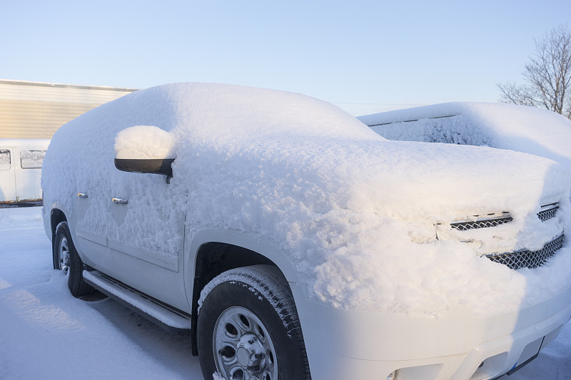 停车场上的天气车被雪覆盖图片下载