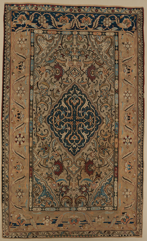 不属于公共领域的艺术品的权利。没有释放模型。,地毯。尺寸:H. 93英寸(236.2厘米)宽57英寸。(144.8厘米)重138磅(62.6公斤)。日期:16世纪末至17世纪初。这种地毯是为出口到欧洲而生产的，以前是萨克森王室的收藏。不像那些动物战斗的场景或者中央图案的花卉图案，这块地毯的地面上有一个十字，这是欧洲赞助人的恰当象征。边缘有锯齿的叶子，荷花，边角重叠的藤卷是这类地毯的典型装饰特征。显微镜检查发现，这些被金属包裹的丝线的核心含有两种颜色的丝绸——标准的白色和深红色。红色是一种不寻常的内核颜色。同样不常见的是使用两根分开的金属线编织成一排，每一根都包含一个不同颜色的芯。线和线的金属条，以前是金和银图片下载