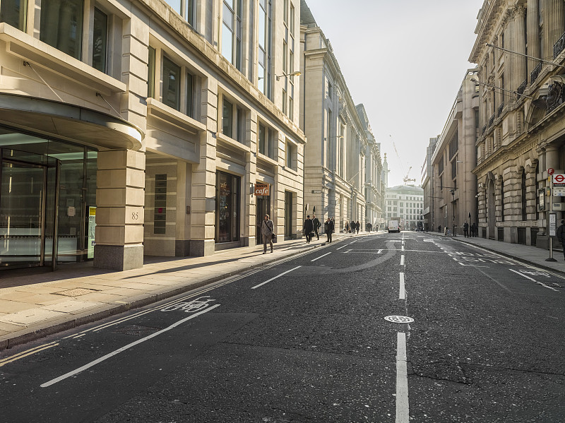 背板显示与早晨的太阳在伦敦的城市街道，英国图片素材