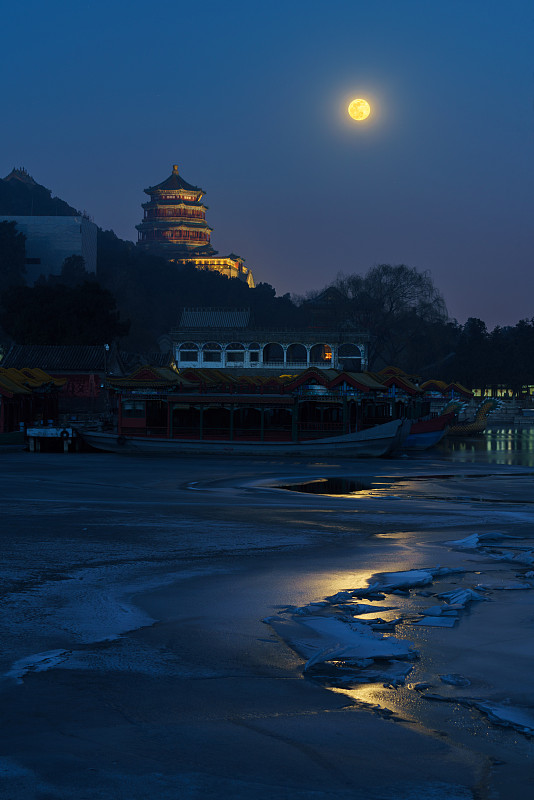 颐和园佛香阁超级元宵月图片素材