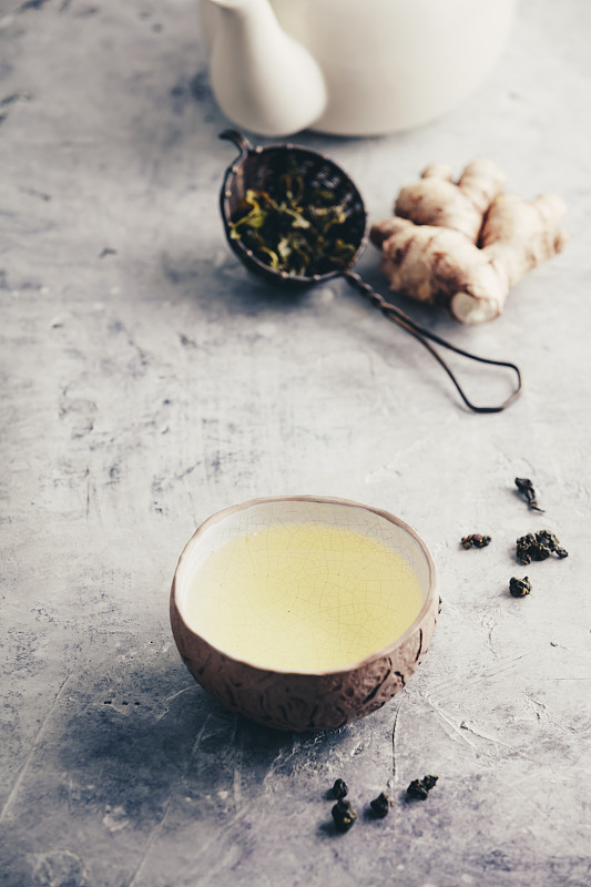 茶成分与古老的中国杯绿茶和白茶图片素材