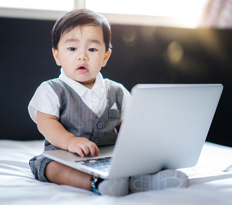 亚洲宝宝在经营理念上使用电脑笔记本图片下载