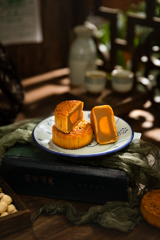 广式蛋黄莲蓉月饼中式复古美食氛围摄影图片图片素材