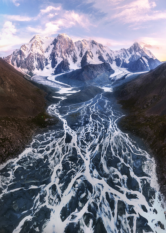 新疆天山冰川融水图片下载