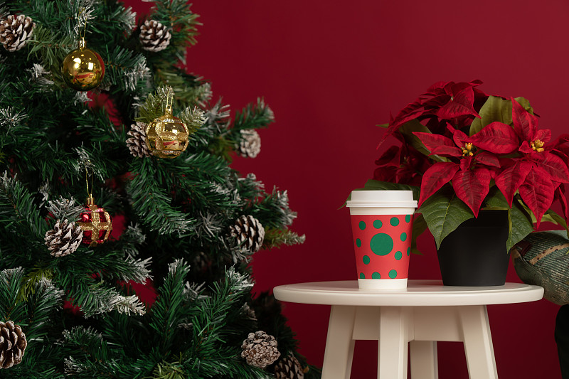 圣诞红色背景的咖啡杯图片下载