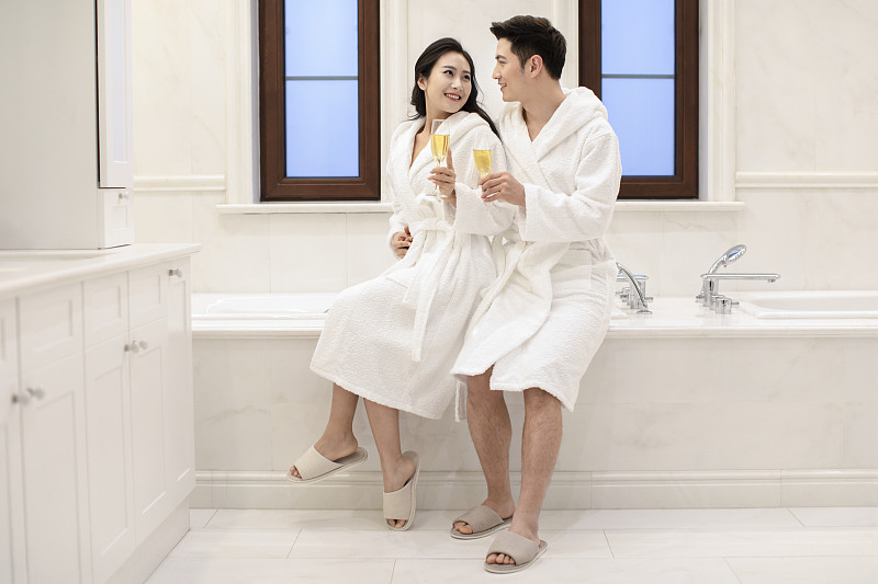 年轻夫妇在浴室喝香槟图片素材
