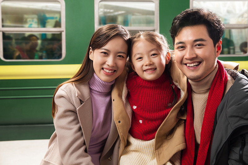 幸福的一家三口在火车站站台图片下载