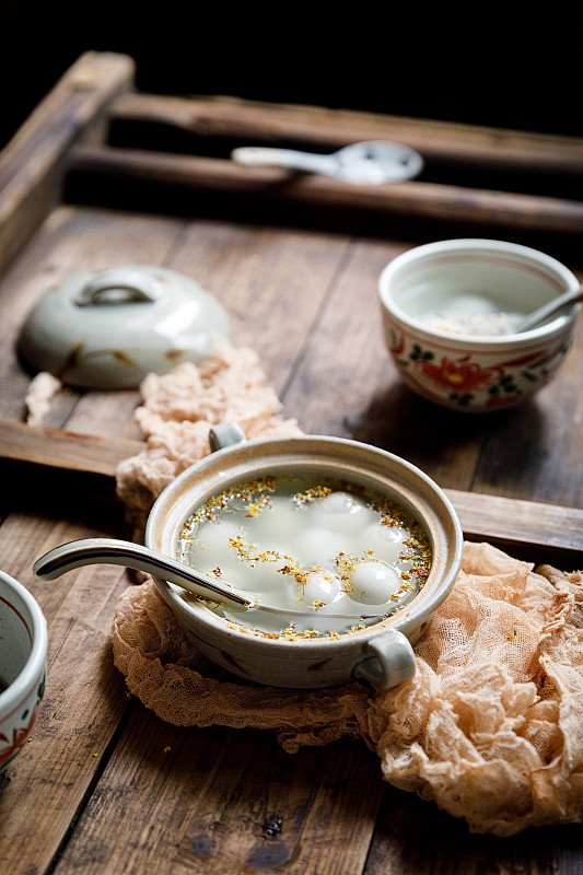 中国传统节日美食手工糯米黑芝麻汤团图片素材