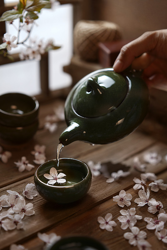 中国风 花 茶 流水 窗前 木 氛围 古风 杯盏 茶壶 悠闲图片下载