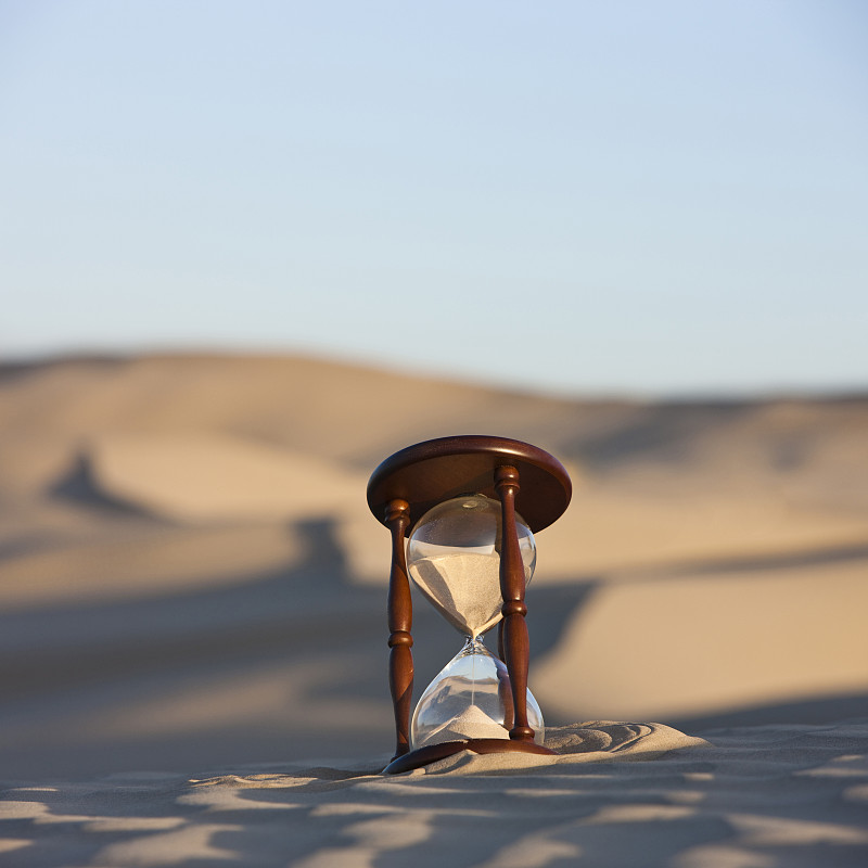 美国，犹他州，小撒哈拉，沙漏埋在沙漠的沙子里图片素材