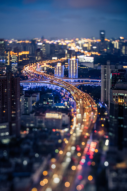 中国上海，高速公路立交桥夜间灯火通明图片素材