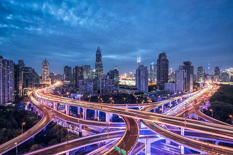 上海高速公路夜间鸟瞰图图片下载