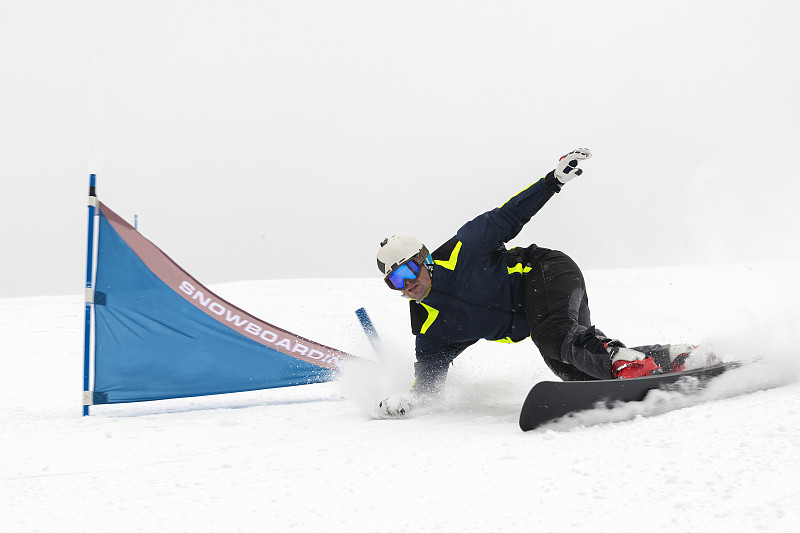 年轻的成年滑雪运动员通过蓝门的照片摄影图片下载