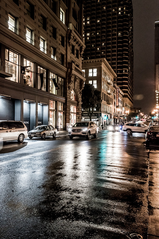 城市街道上的汽车在雨季的夜晚图片素材