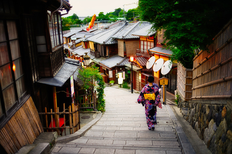 Women wearing Kimono down the stairs of Nineizaka (Ninenzaka) 二寧坂 (二年坂) in Kyoto (京都) Japan图片下载
