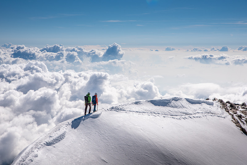 行走在瑞士威斯米斯山脊上的登山运动员图片下载