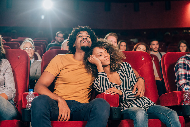 幸福的情侣在电影院图片下载