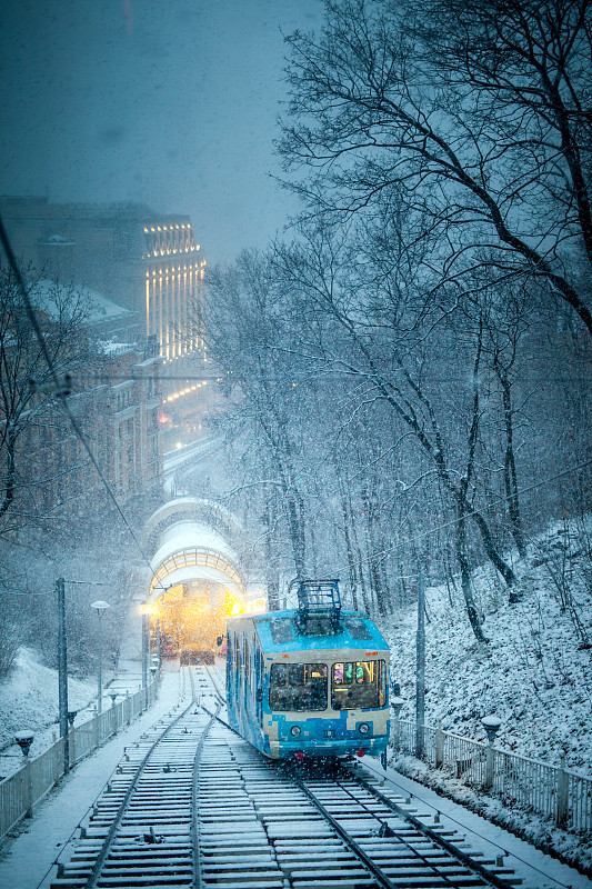 在冬季的一场暴风雪中，基辅的缆车图片下载