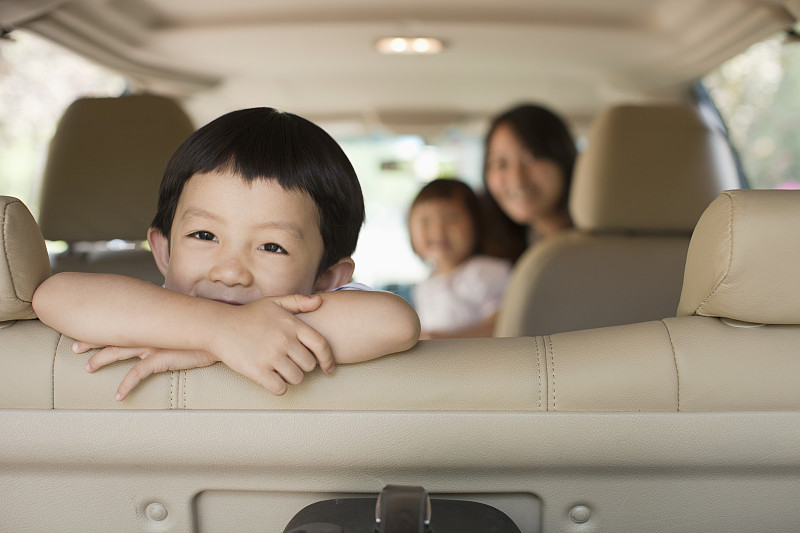 中国小孩坐在汽车后座上图片下载