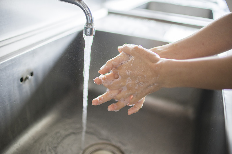 女性用肥皂洗手以保持卫生图片下载