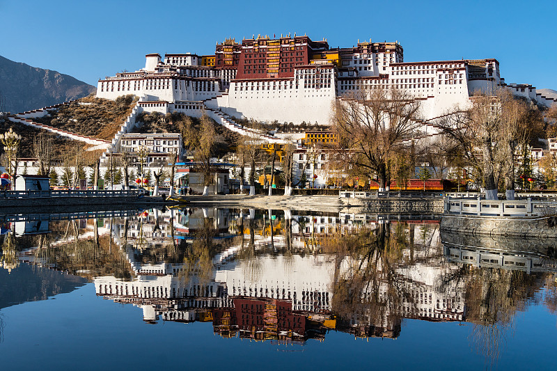 布达拉宫在一个阳光明媚的冬天，在西藏的主要城市拉萨图片下载