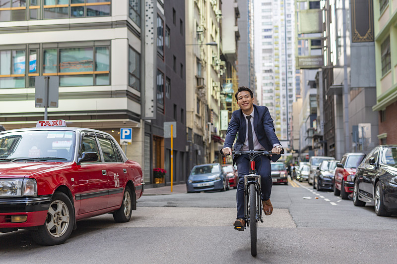亚洲商人骑自行车上班图片下载