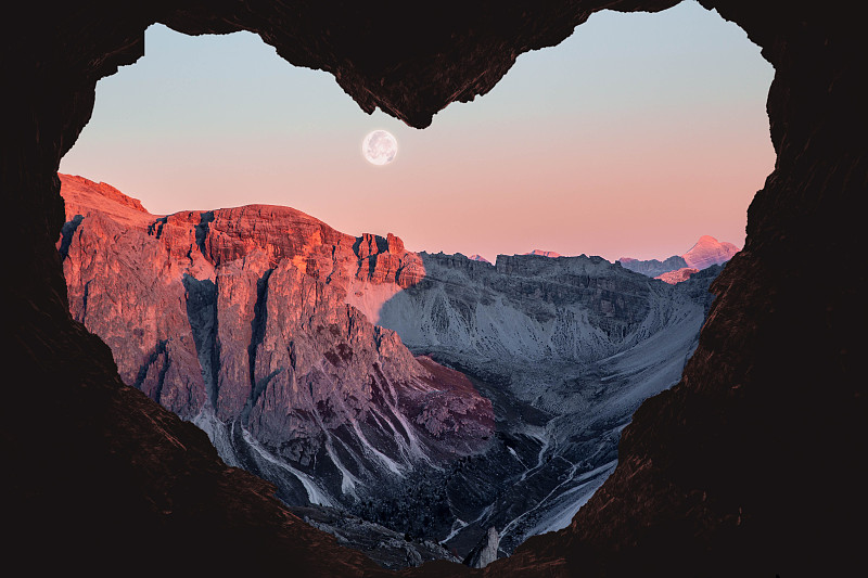 浪漫的风景与心形的阿尔卑斯山脉与满月。图片下载