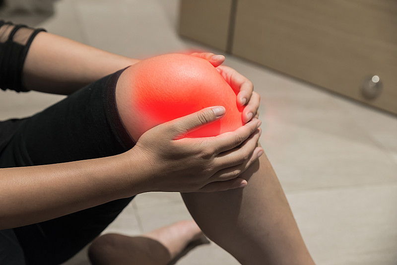 数字合成图像的女人抱着膝盖在地板上疼痛图片素材