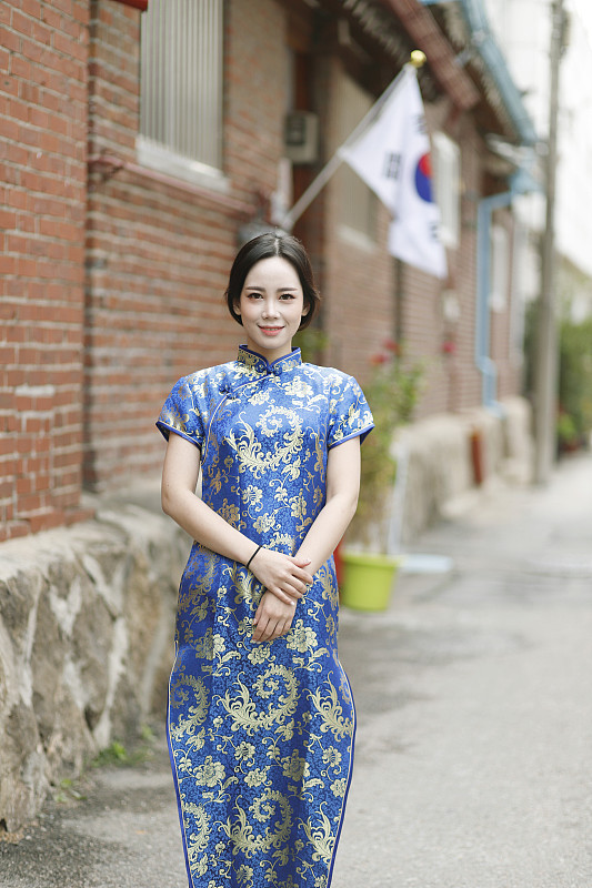韩国首尔，一名身穿旗袍的女子在北川韩屋村的传统民居中旅行图片下载