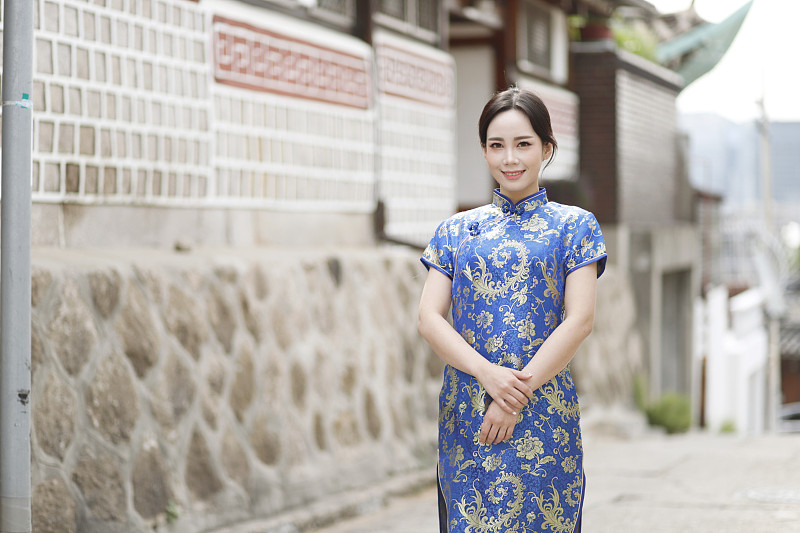 韩国首尔，一名身穿旗袍的女子在北川韩屋村的传统民居中旅行图片素材