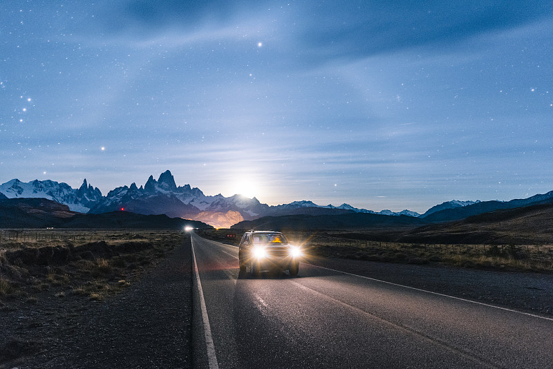 汽车在夜间行驶在前往阿根廷巴塔哥尼亚埃尔查尔滕的路上图片下载