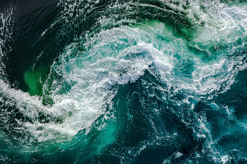 江水和大海的波浪在涨潮和退潮时相遇。图片下载