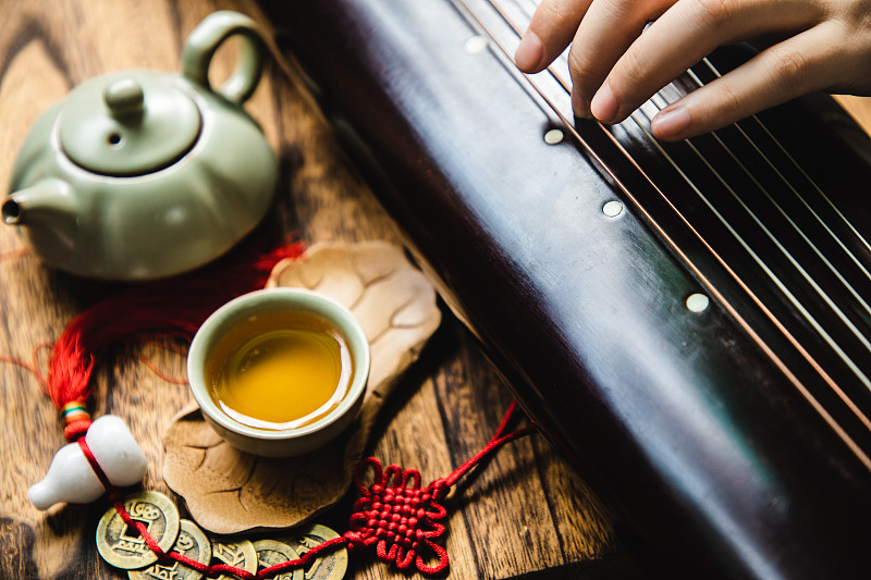 弹奏古琴(一种中国古代弦乐器)的亚洲妇女图片素材
