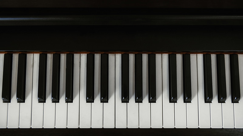 高角度的钢琴键图片下载