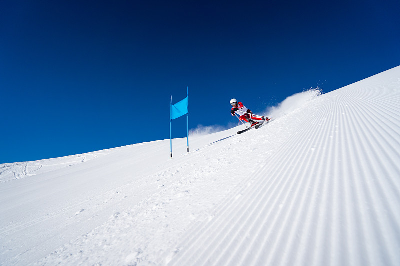 男人在完美的天气条件下进行超级滑雪图片下载