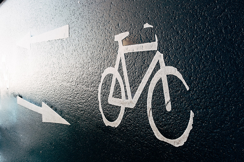 墙上有自行车标志的箭头符号图片素材