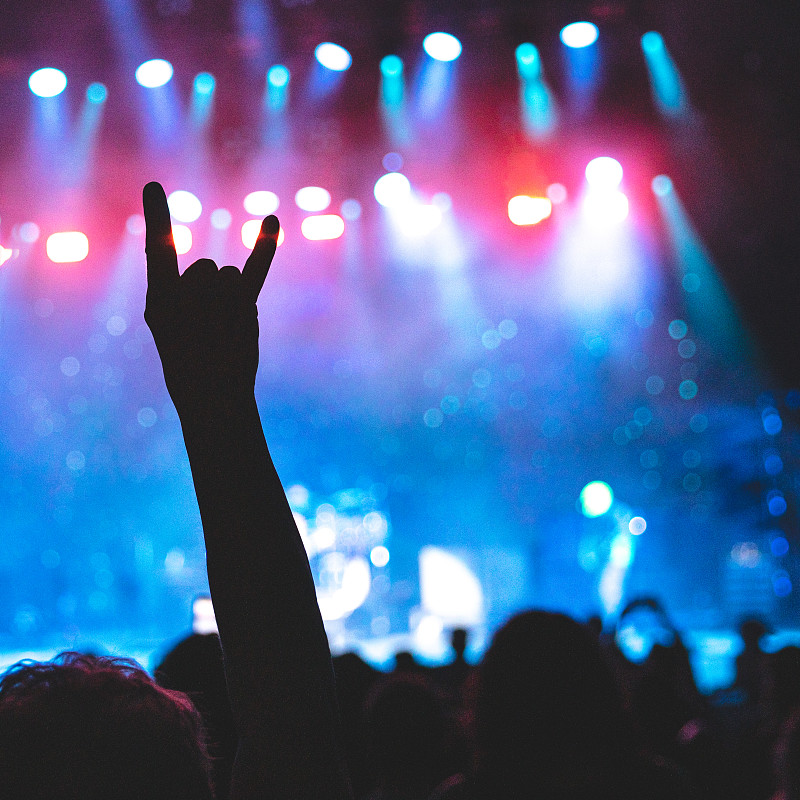 摇滚音乐会，音乐会的手举起来，摇滚的手，继续摇滚图片下载