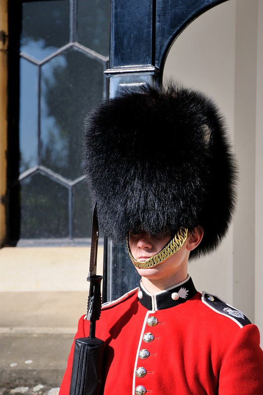 身着传统制服的英国皇家卫队，2016年10月，伦敦。图片下载
