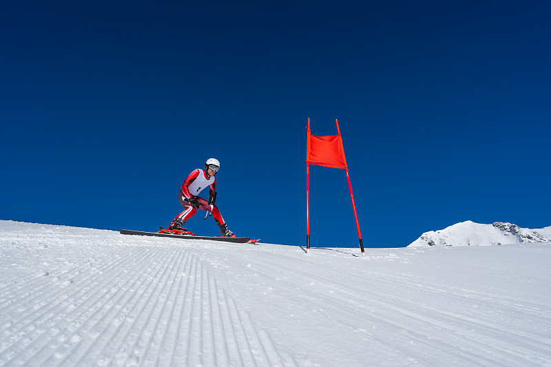 滑雪运动员学习赛道，完美的天气条件图片下载