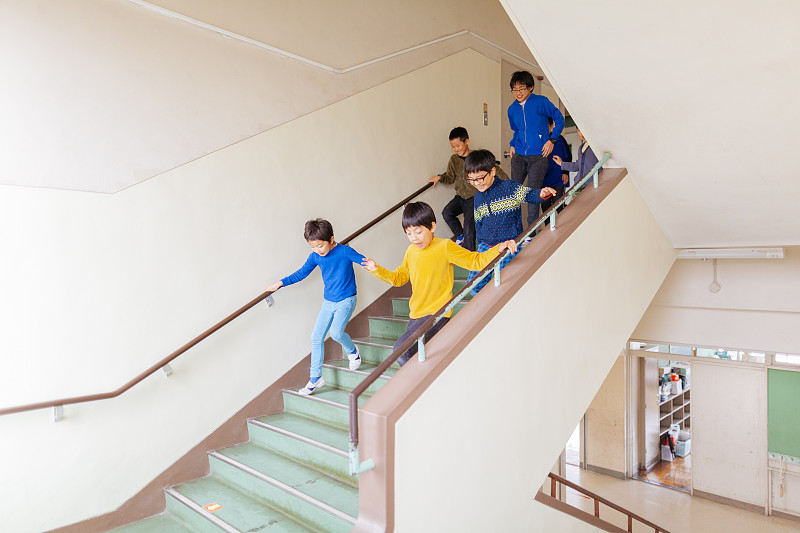 一群小学生跑下楼梯图片素材