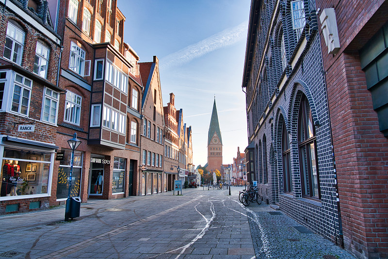 德国Lüneburg老城的购物街图片素材