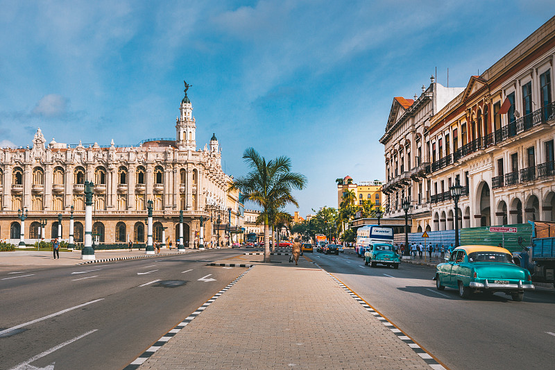 古巴哈瓦那市中心的阿隆索大剧院前的老式美国汽车图片下载